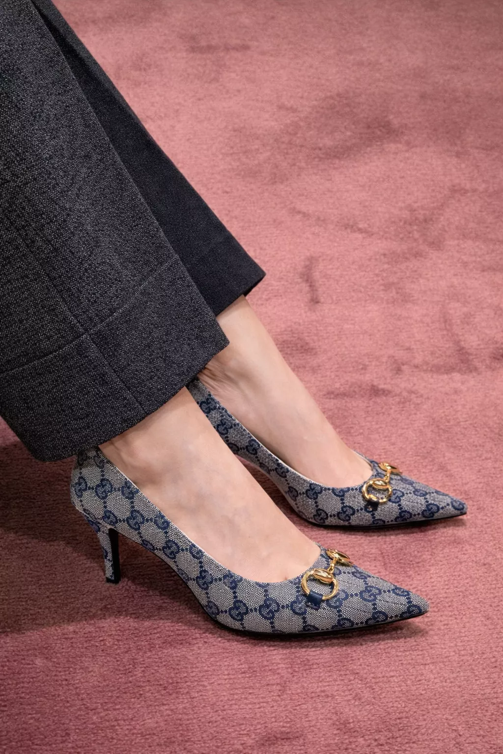 老花藍/咖 馬銜扣 GG 壓花高跟鞋｜帆布鞋面｜8.5cm｜義大利真皮底