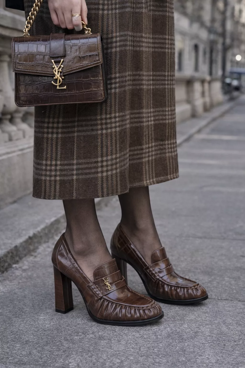 YSL 秀款 皮革壓紋咖色樂福高跟鞋｜10.5cm 跟高・俐落線條設計