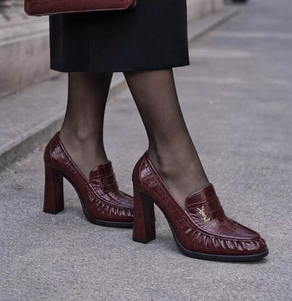 YSL 秀款 皮革壓紋 復古酒紅樂福高跟鞋｜10.5cm 跟高・俐落線條設計