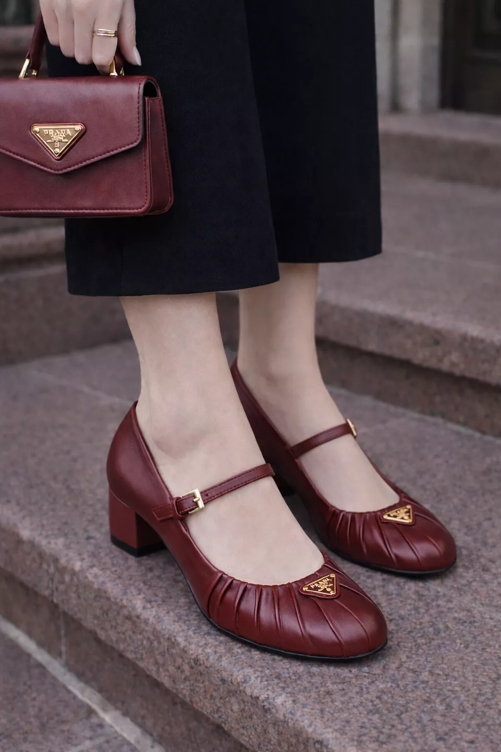 PRADA 酒紅色/深咖色 皺摺小牛皮瑪麗珍鞋 粗跟款｜4cm 跟高