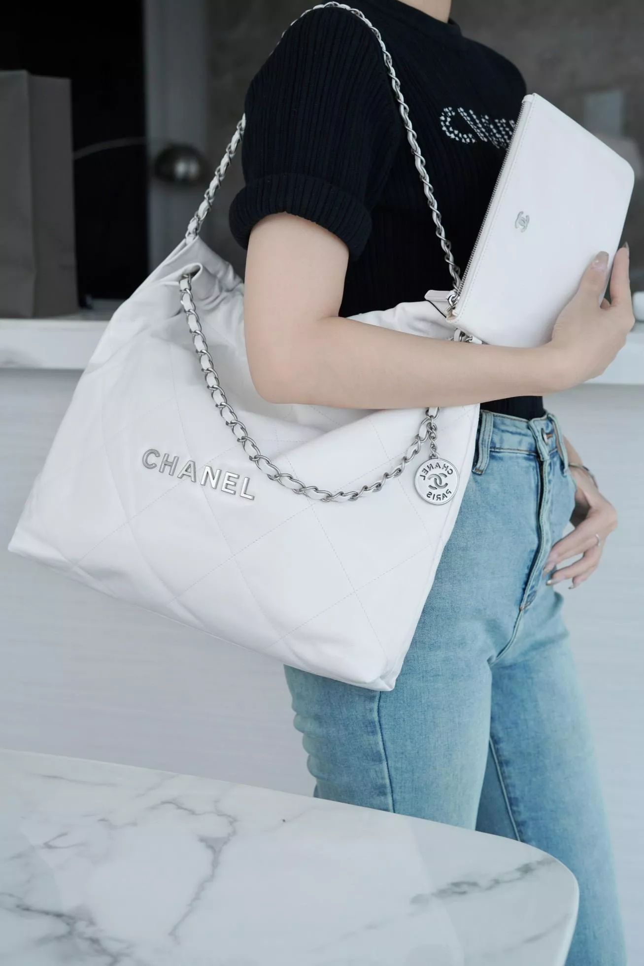 經典22Bag系列 中號包款｜義大利皮料・白底銀字 經典購物包