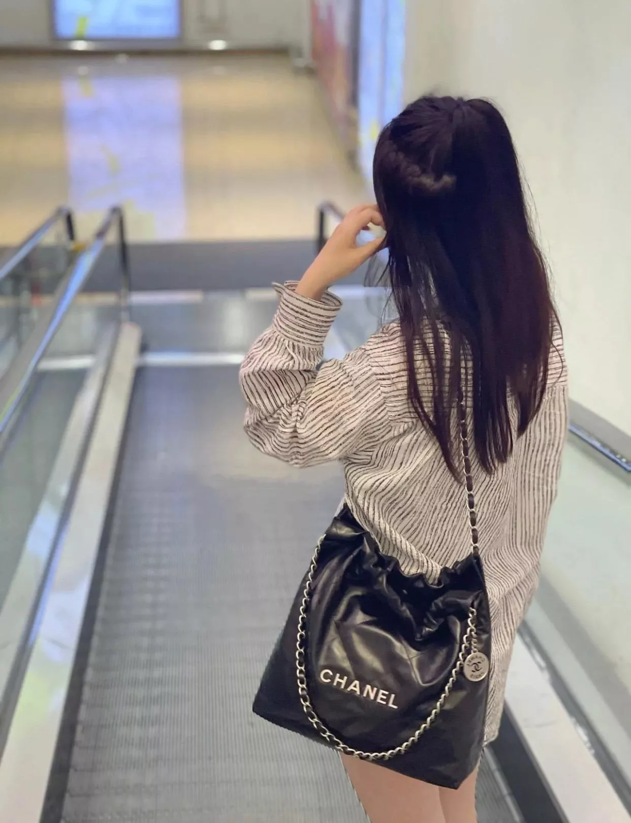 經典22Bag系列 中號包款｜義大利皮料・黑底銀字 經典購物包