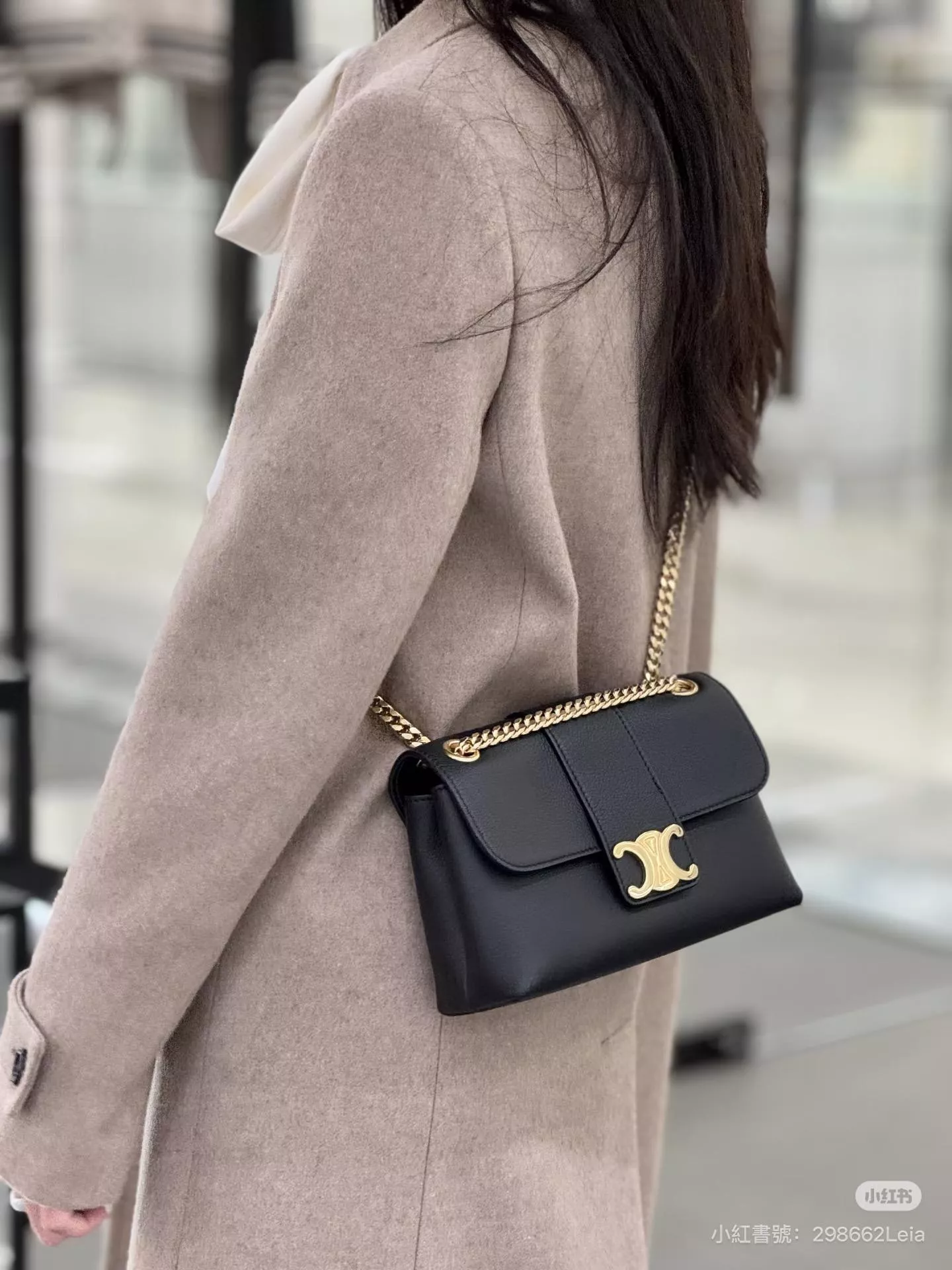 VICTOIRE 小號手袋 勝利包｜黑色柔軟牛皮・TRIOMPHE按扣 23cm