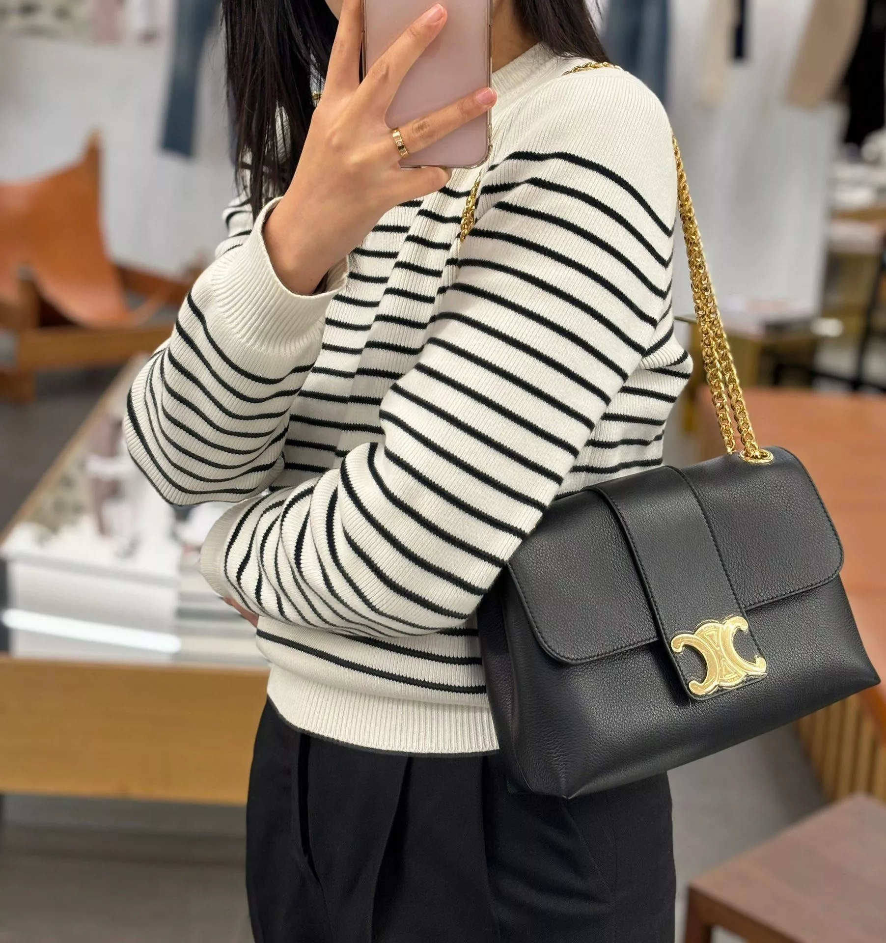 VICTOIRE 中號手袋 勝利包｜黑色柔軟牛皮・TRIOMPHE按扣 25cm