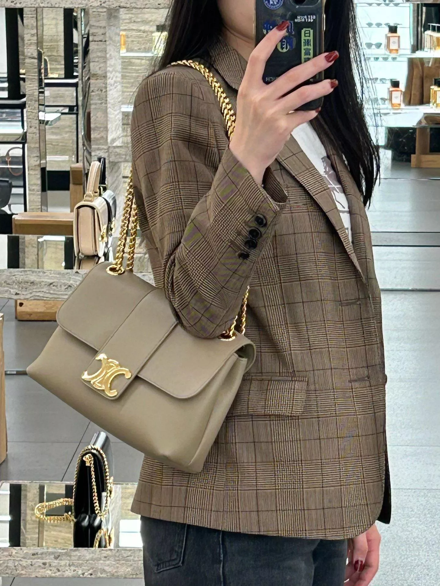 VICTOIRE 中號手袋 勝利包｜杏色柔軟牛皮・TRIOMPHE按扣 25cm