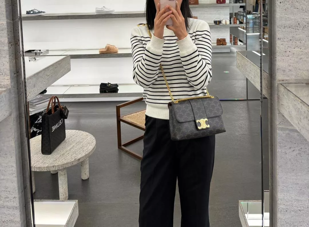 VICTOIRE 中號手袋｜標誌印花牛皮・TRIOMPHE按扣 25cm