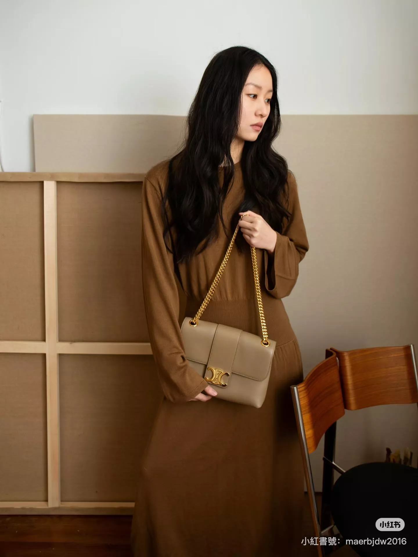 VICTOIRE 小號手袋 勝利包｜杏色柔軟牛皮・TRIOMPHE按扣 23cm