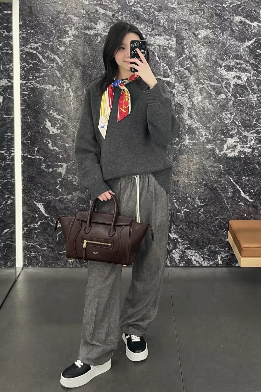 NEW LUGGAGE 小號手袋｜深棕色小羊皮・經典笑臉包