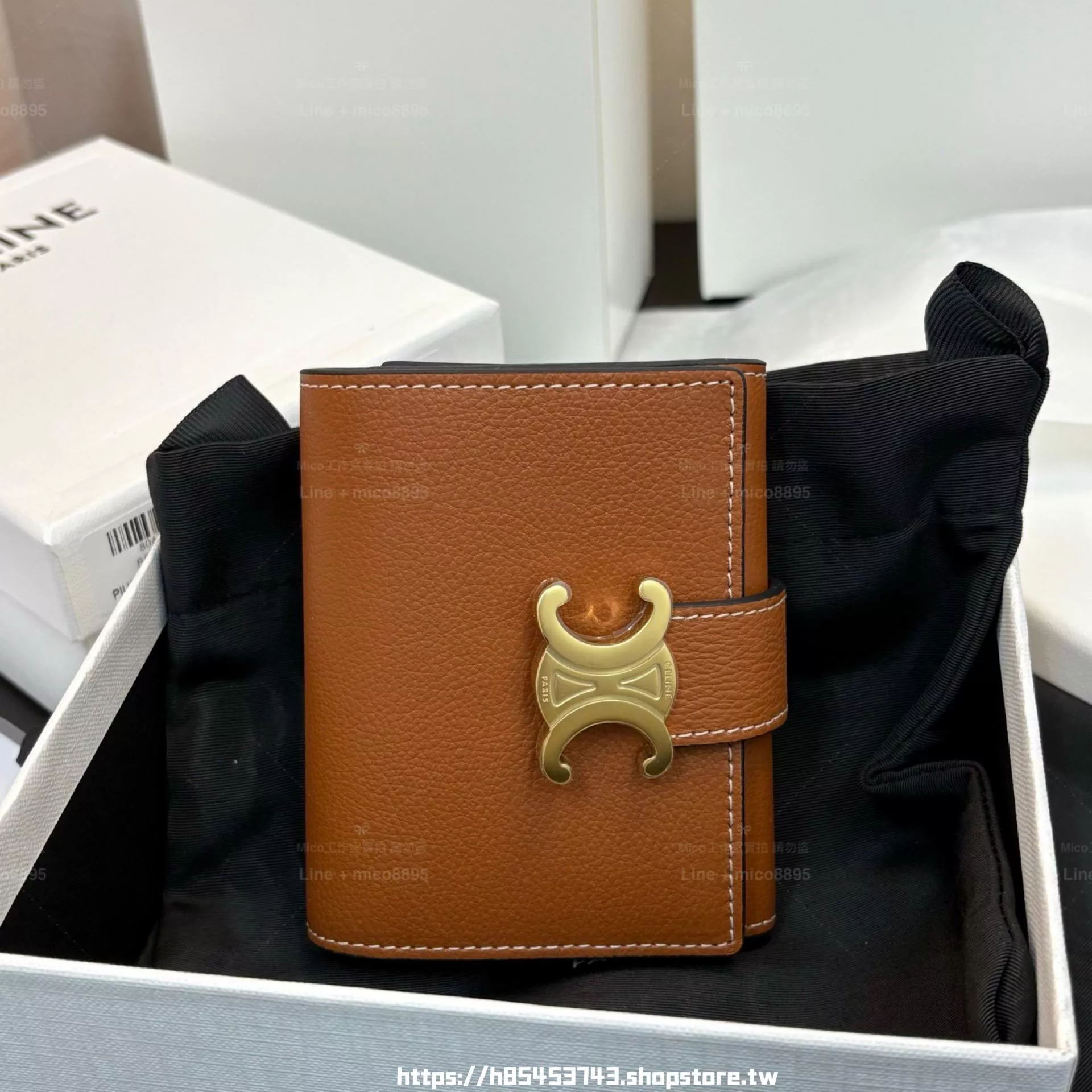 VICTOIRE 柔軟牛皮革短夾｜焦糖色全皮・TRIOMPHE 按扣