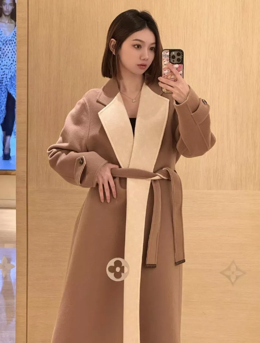 LV 淺奶茶色雙面材質長鉤扣前襟羊毛大衣｜圍裹式剪裁