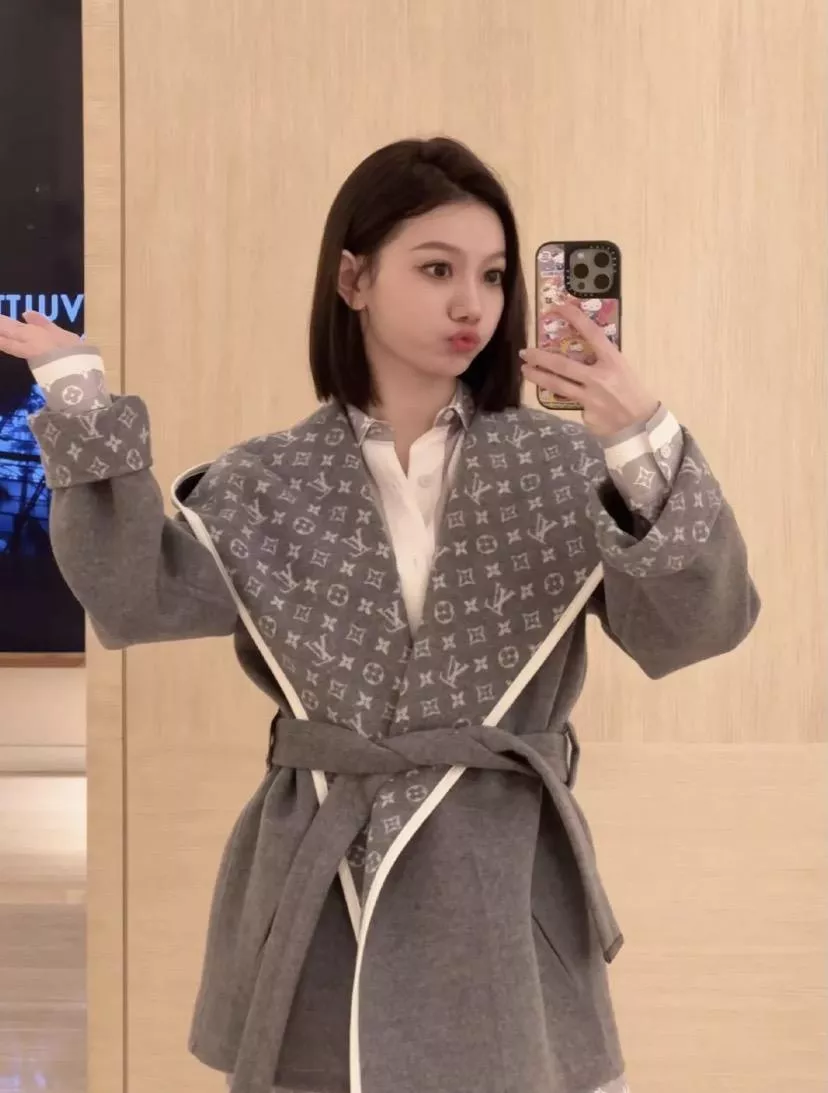 LV 灰色 小Logo款 雙面圍裹式連帽短大衣｜（36／38／40）