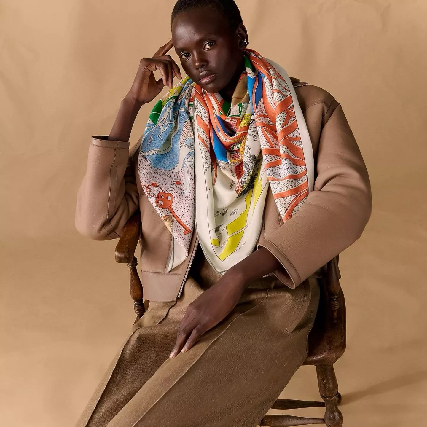 《 愛馬仕之約 》藝術插畫風格 大尺寸絲絨披肩｜140×140cm