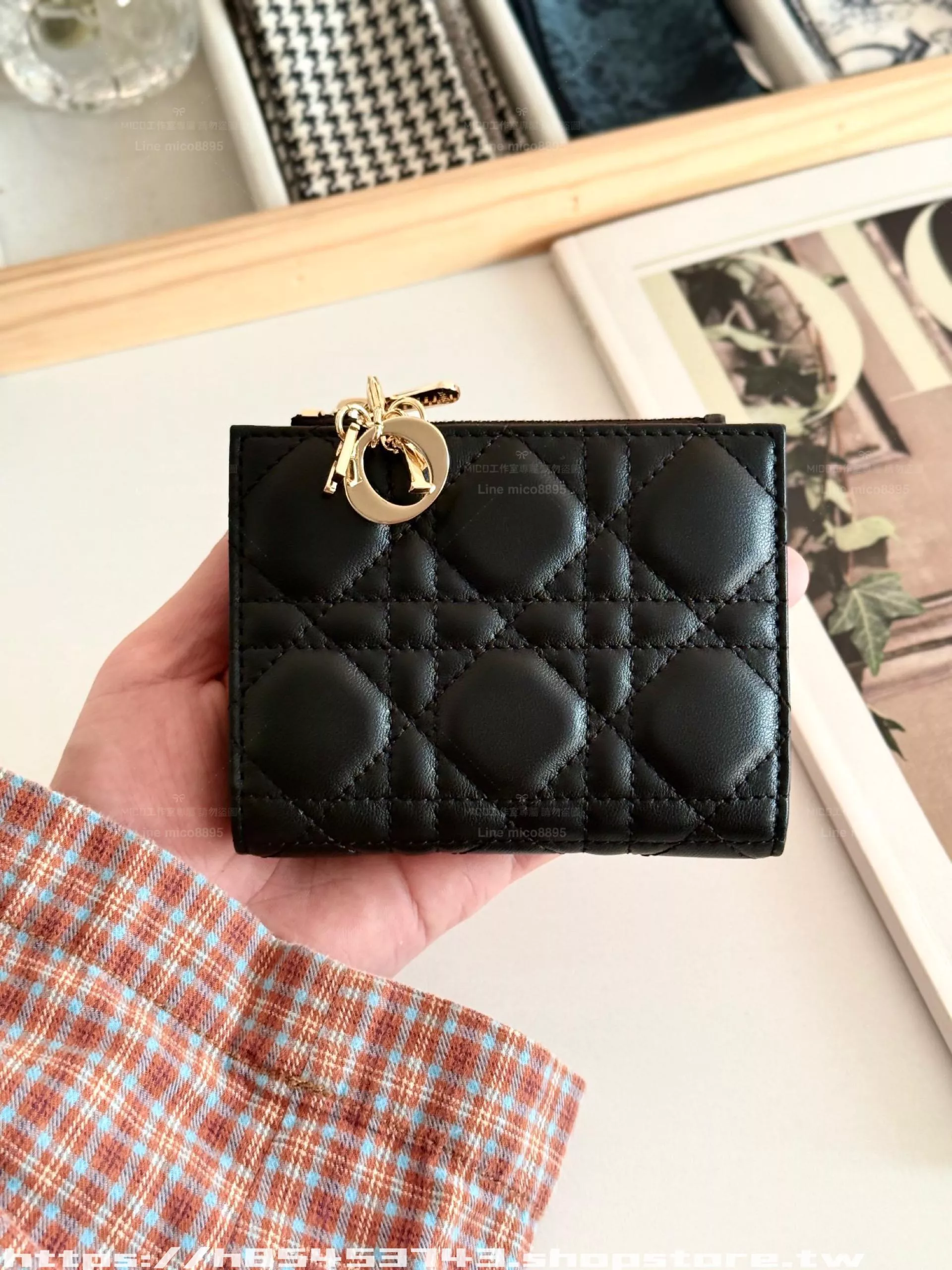 Dahlia 黑色 菱格羊皮三折錢包｜經典立體縫線設計