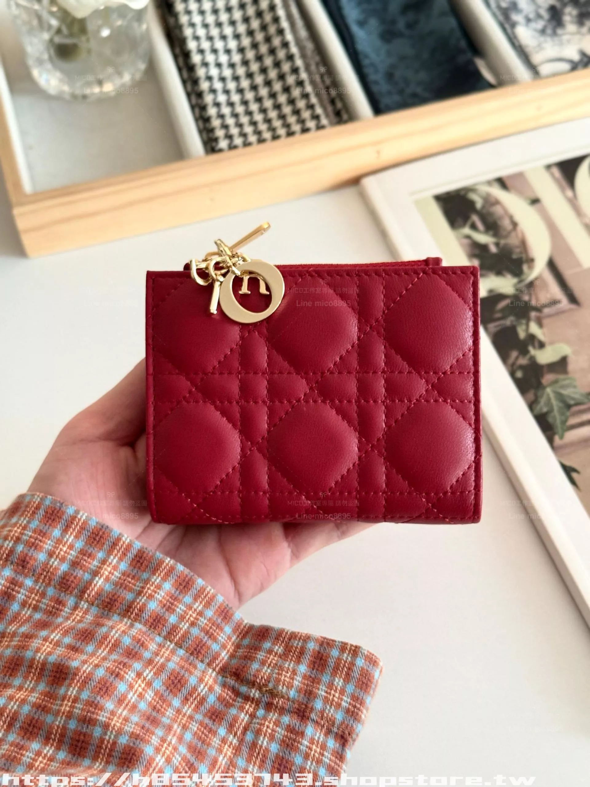 Dahlia 紅色菱格羊皮三折錢包｜經典立體縫線設計