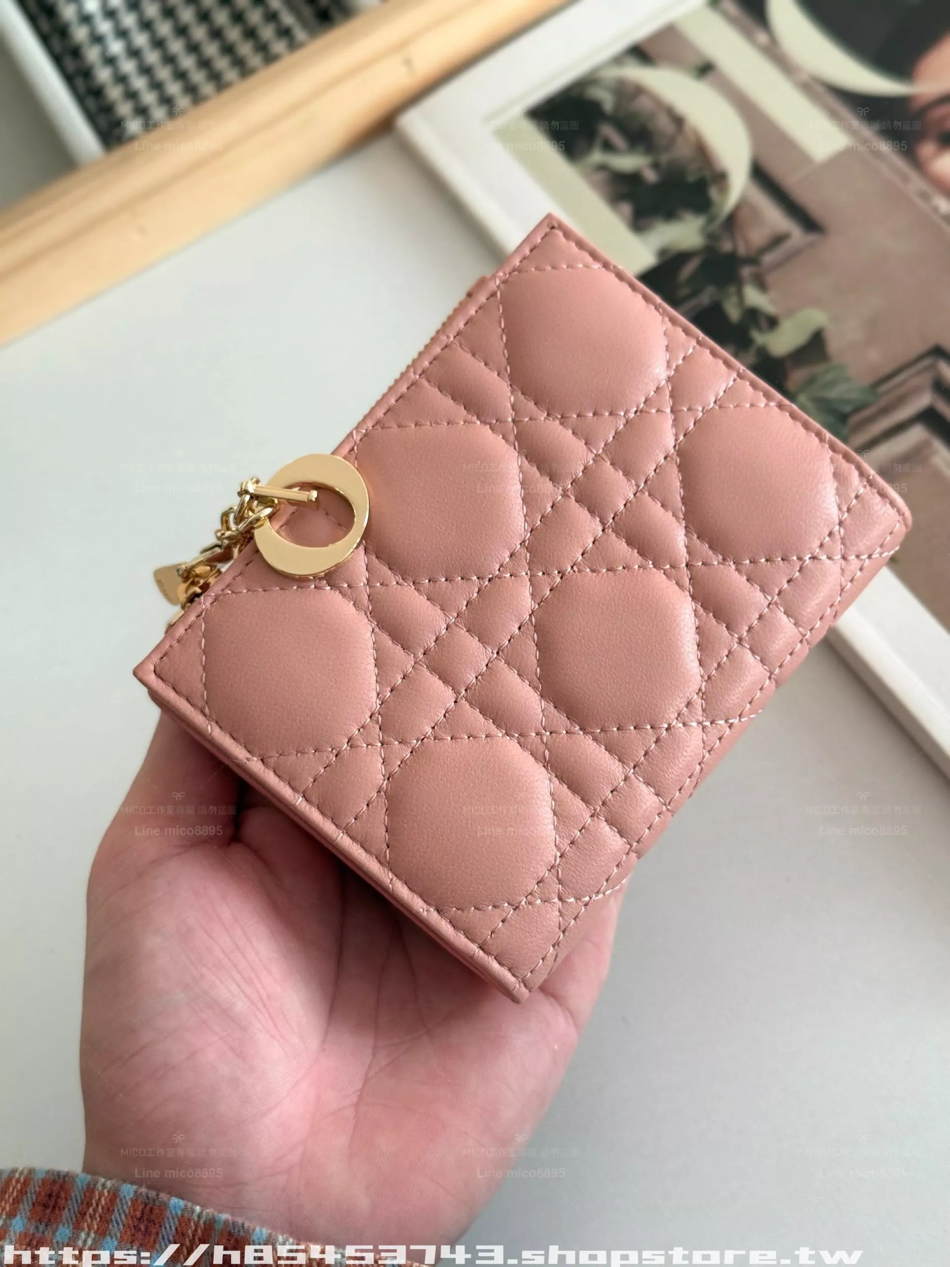 Dahlia 粉色 菱格羊皮三折錢包｜經典立體縫線設計