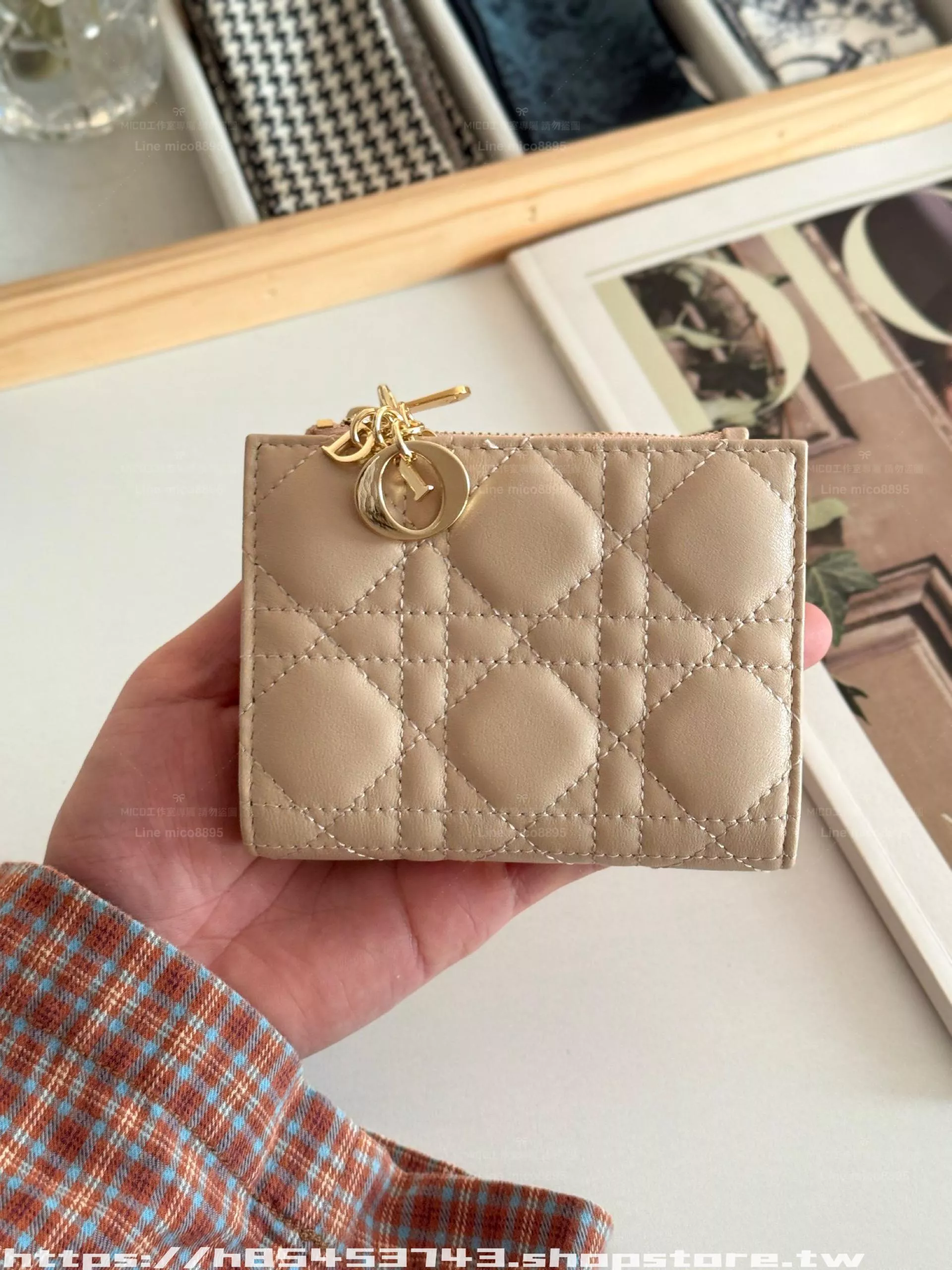 Dahlia 杏色 菱格羊皮三折錢包｜經典立體縫線設計