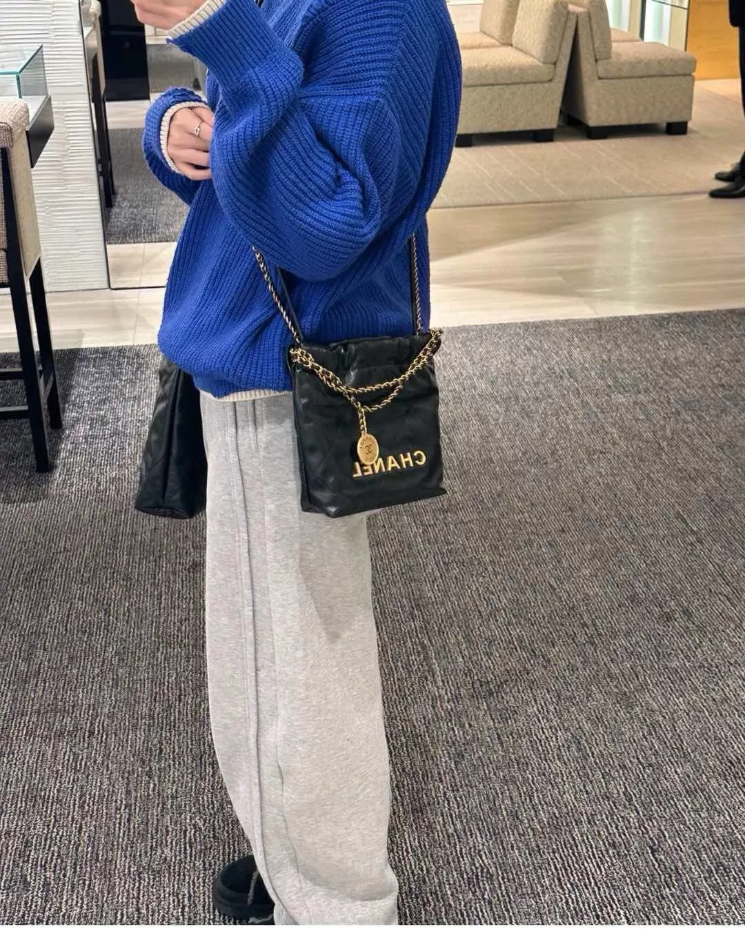 25A系列 Mini 22Bag｜黑色・金字 小牛皮材質斜挎包