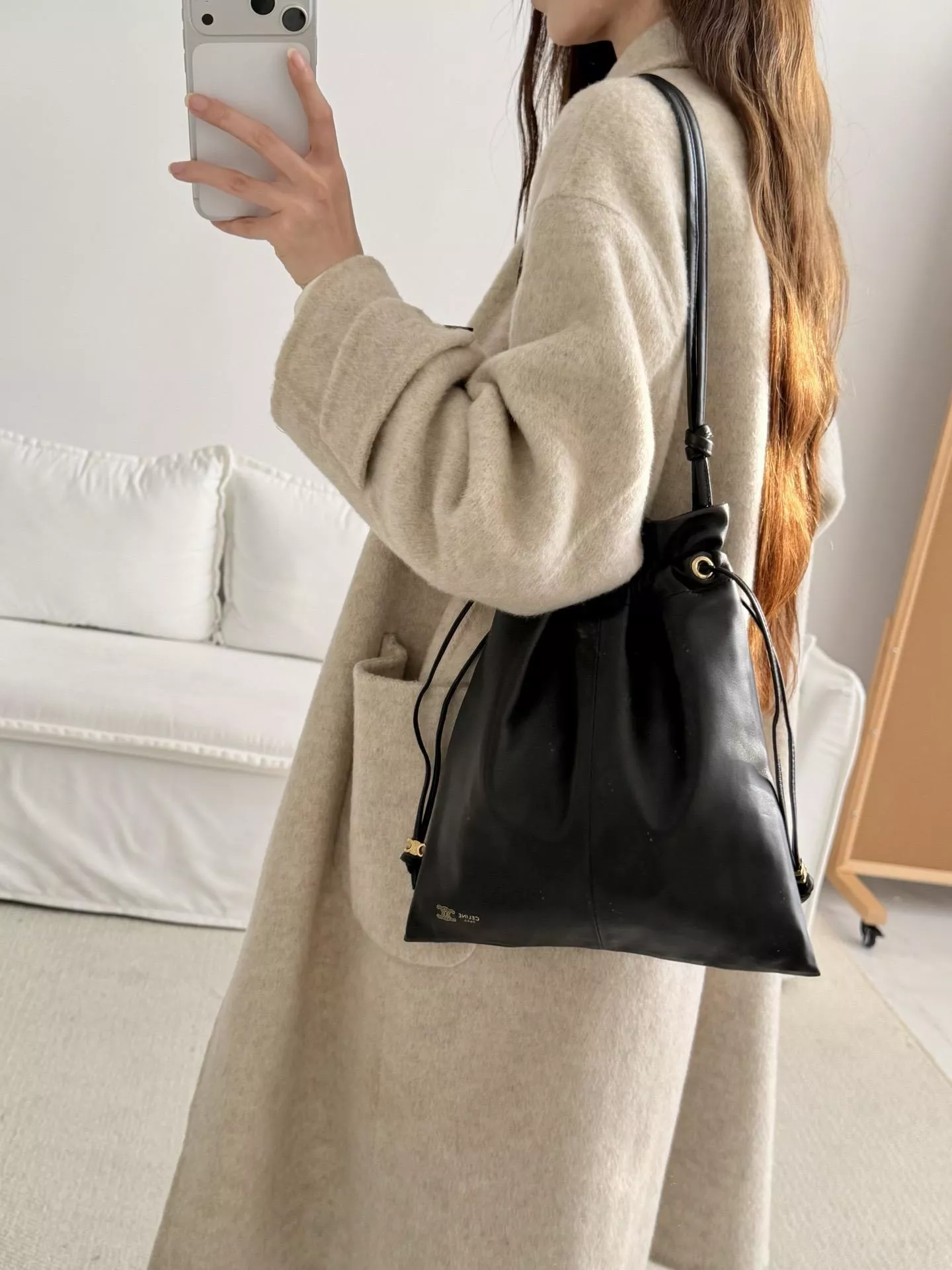 CELINE 羊皮革小號 CRYSTAL 抽繩福袋包｜極簡質感款 可斜背・單肩・手拿