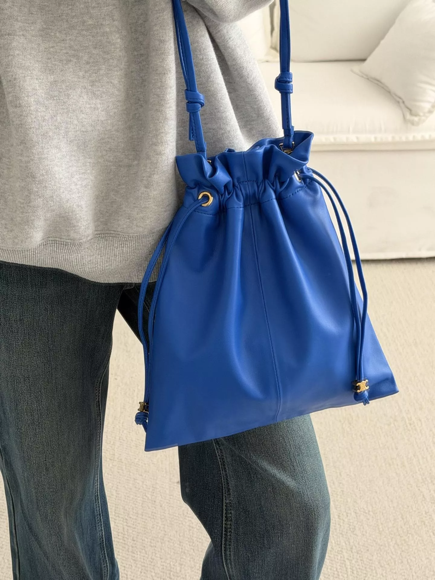 CELINE 羊皮革小號 CRYSTAL 抽繩福袋包｜超藍色｜極簡質感款 可斜背・單肩・手拿