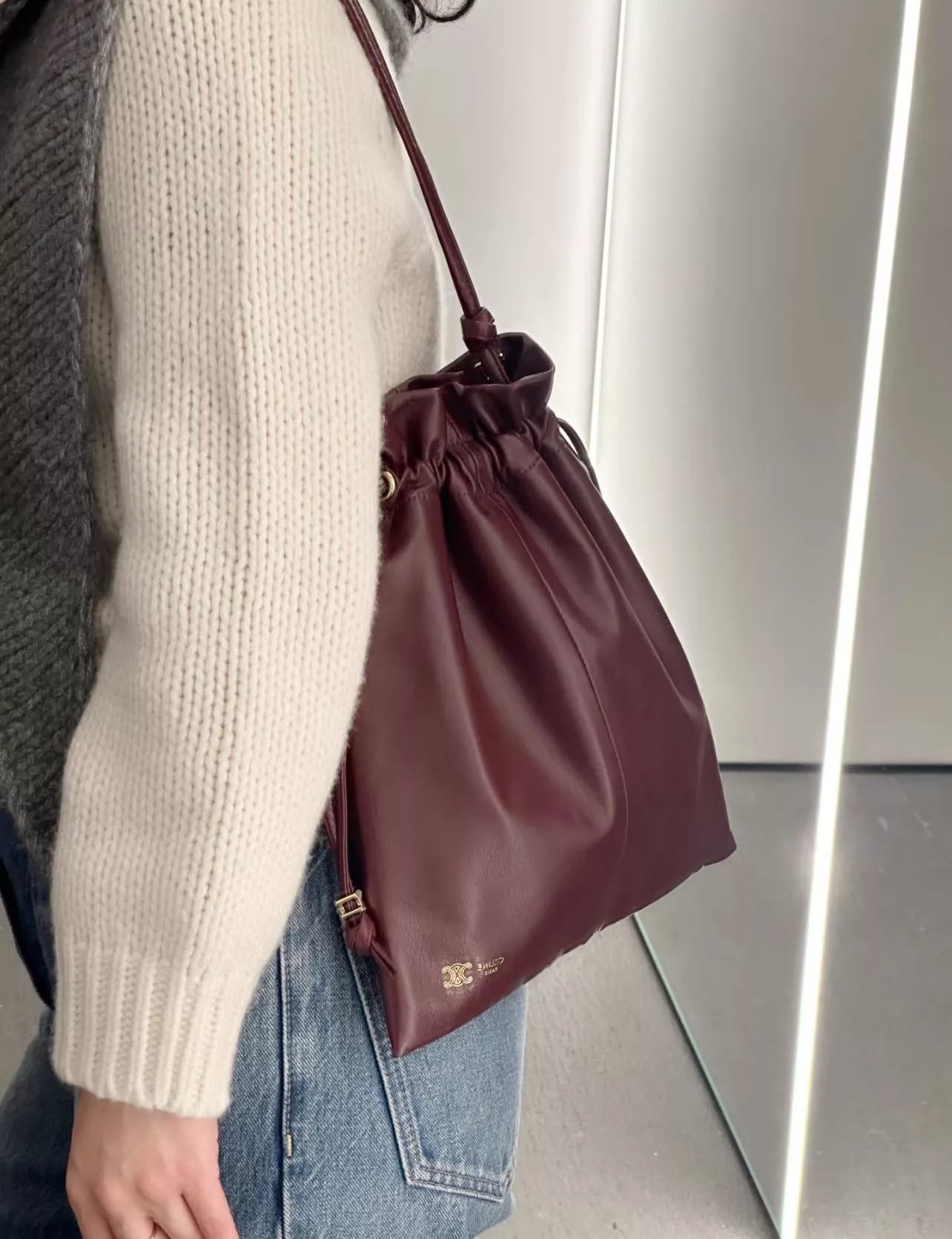 CELINE 羊皮革小號 CRYSTAL 抽繩福袋包｜西拉葡萄色｜極簡質感款 可斜背・單肩・手拿