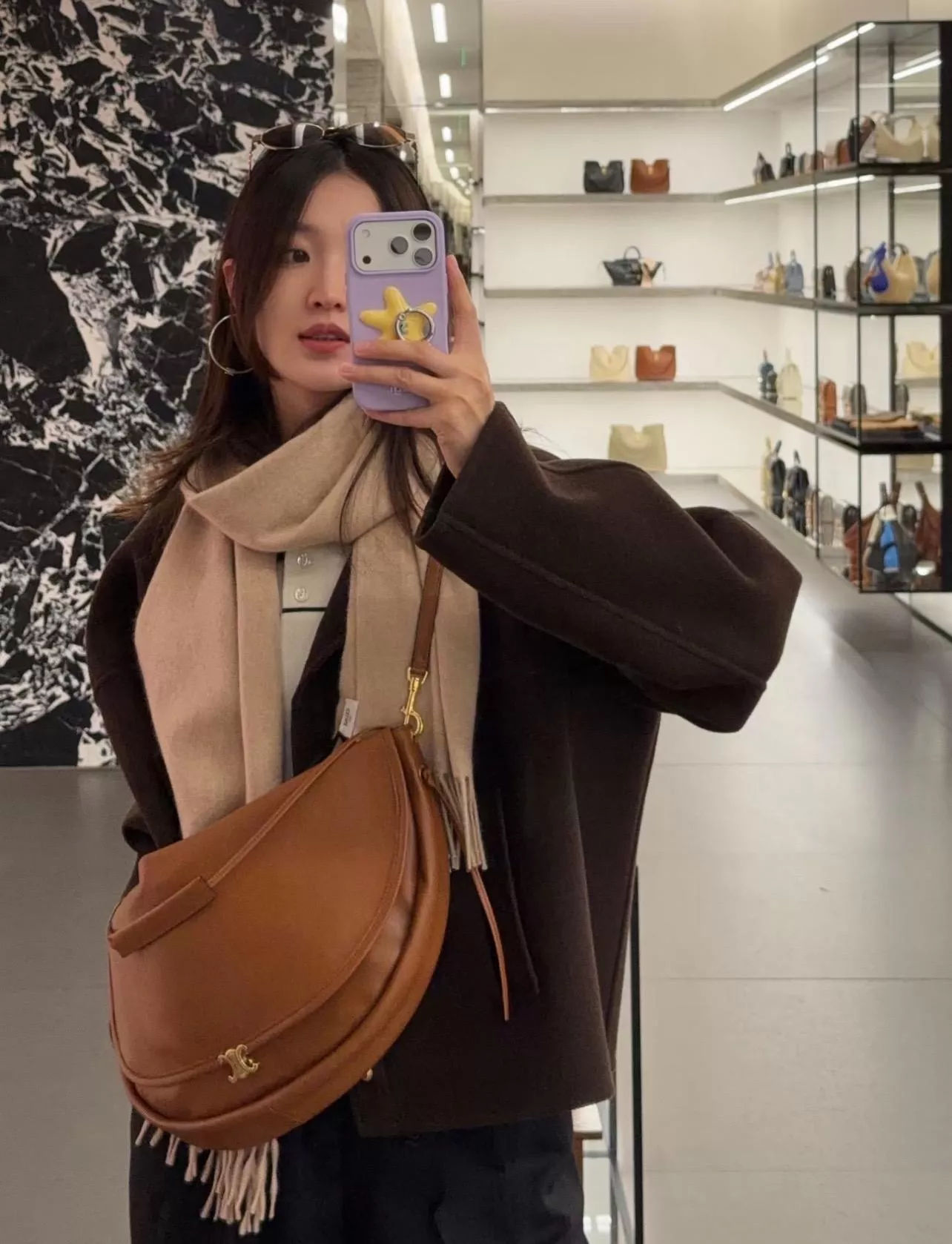 CELINE 棕色｜SOFT TRIOMPHE Half Moon｜小羊皮半月斜背包