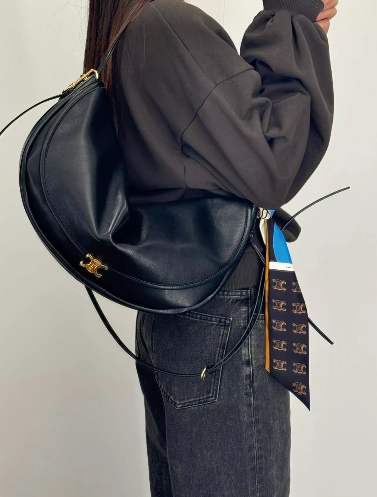 CELINE 黑色｜SOFT TRIOMPHE Half Moon｜小羊皮半月斜背包