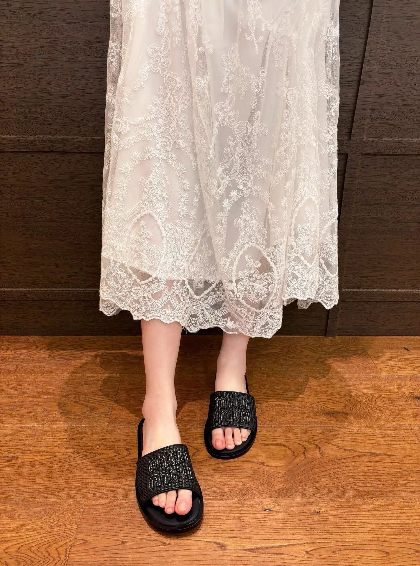 Miu Miu 黑色 拉菲草編織拖鞋｜度假感字母設計款