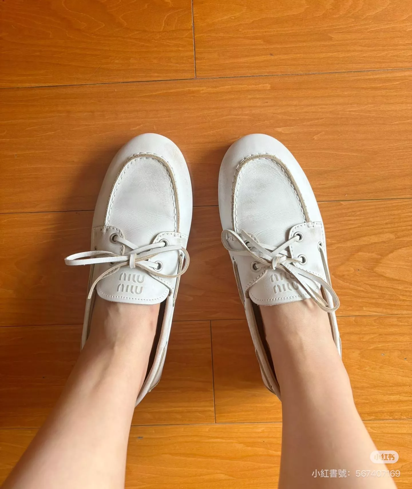 Miu Miu 白色系帶樂福鞋｜做舊牛皮・蝴蝶結抽繩款