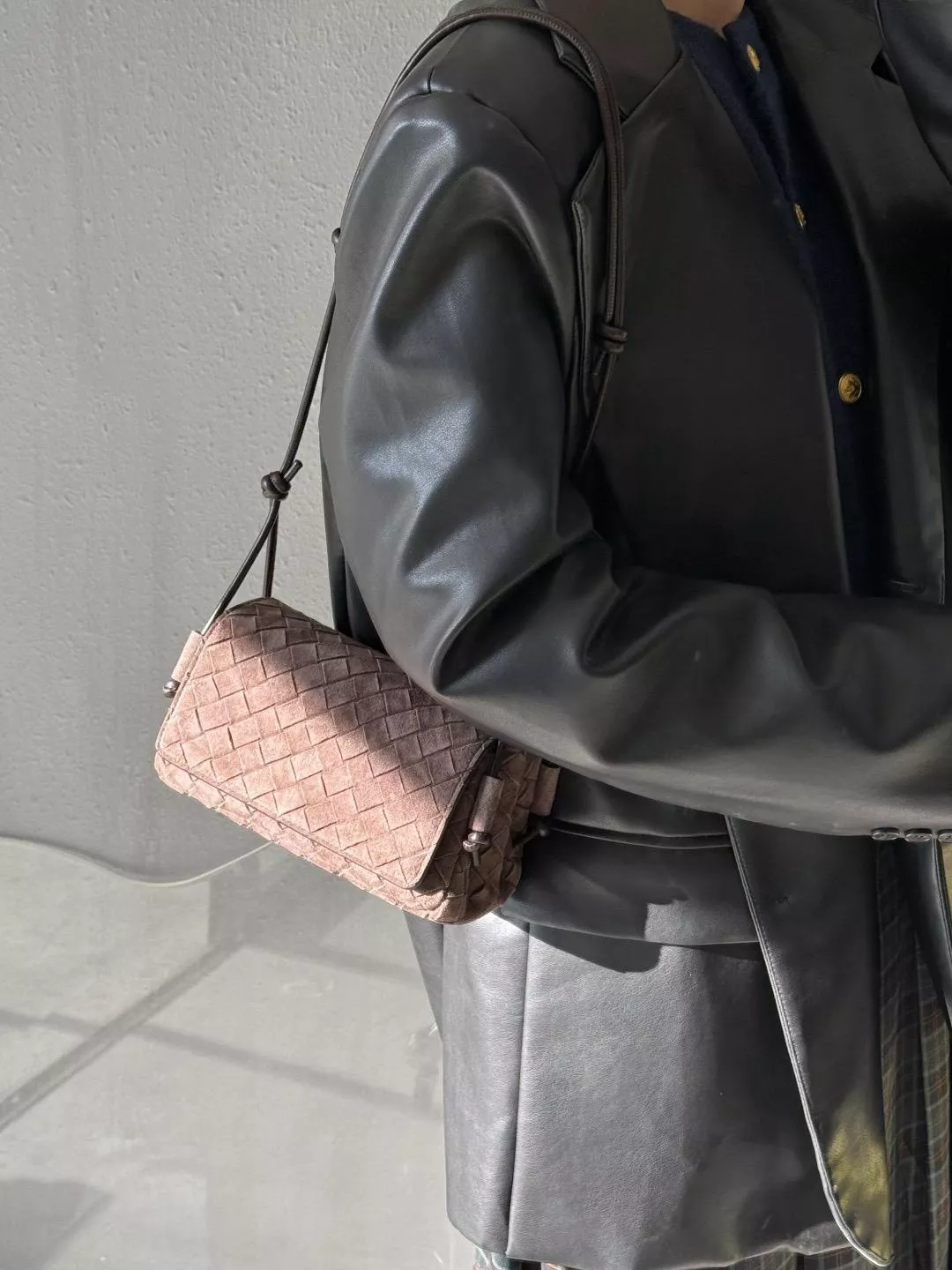 麂皮咖色 Notturno 小牛皮編織翻蓋包｜手拿・斜挎兩用