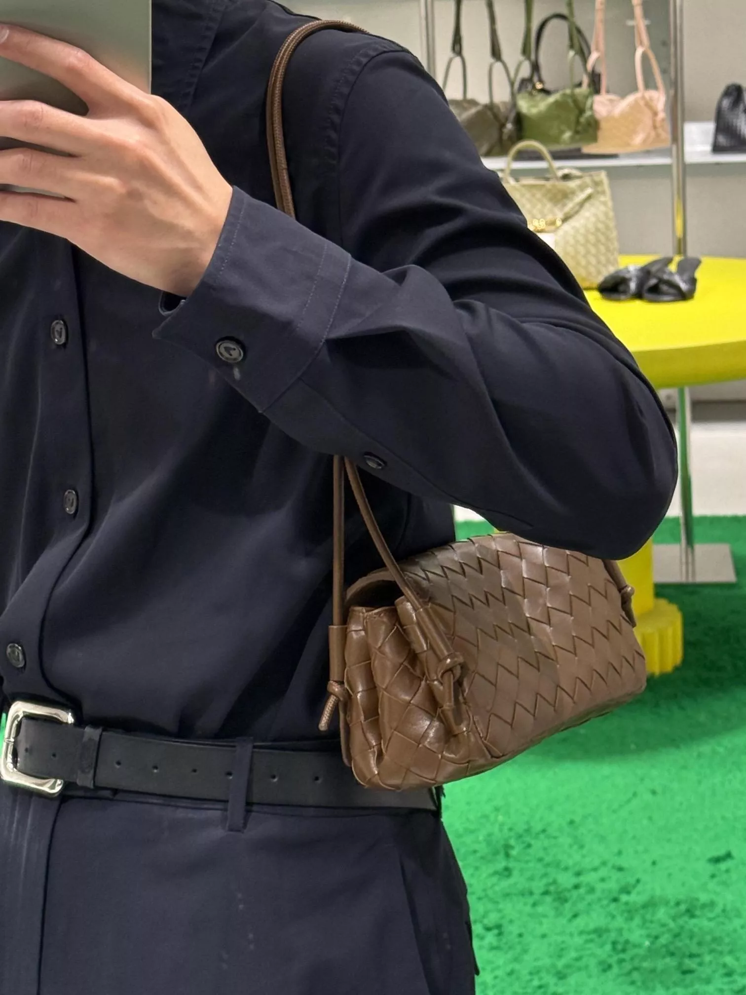 琥珀棕 Notturno 小牛皮編織翻蓋包｜手拿・斜挎兩用包 可調節長短