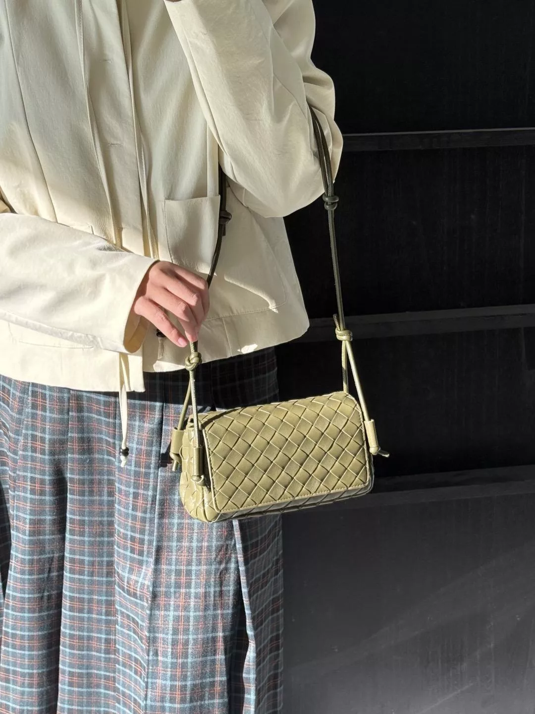 泥土棕 Notturno 小牛皮編織翻蓋包｜手拿・斜挎兩用包 可調節長短