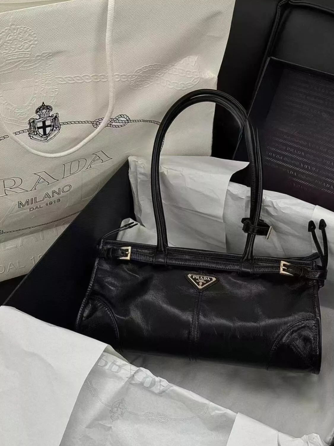 Prada Bonnie 中號皮革手袋 黑色/銀標 Soft Lux 油蠟皮包｜長肩帶版本 32cm