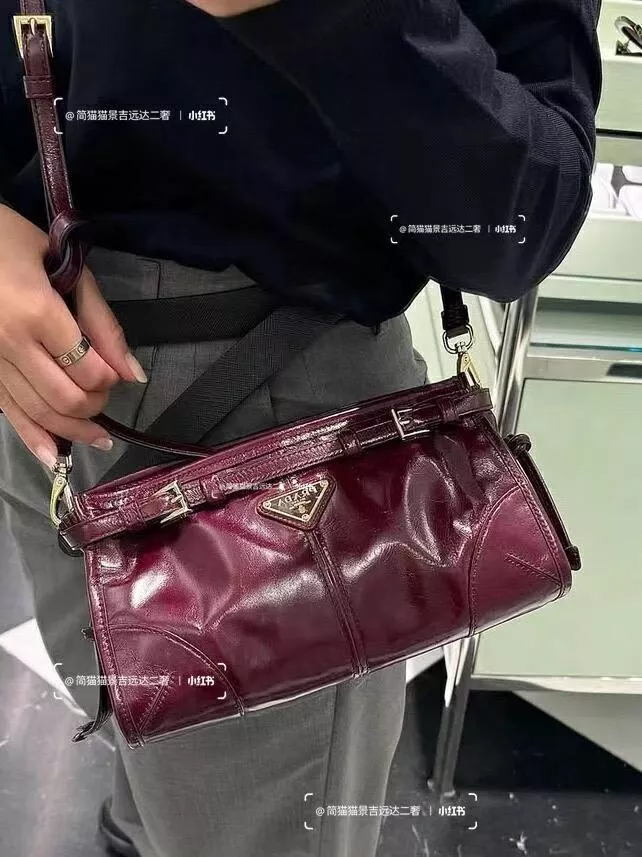 Prada Bonnie 酒紅色 皮革小號肩背袋 Soft Lux 油蠟皮革斜挎包