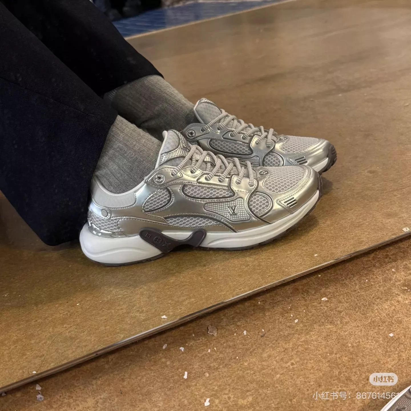 Onlympia系列 銀色字母側標運動鞋｜科技網布拼接設計｜3.5cm厚底｜35-39