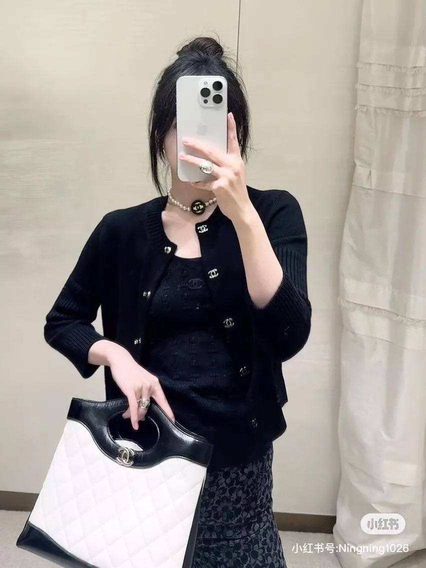 Chanel 基礎百搭款 黑色 金屬扣羊絨針織短版開衫｜經典圓領設計｜36-40