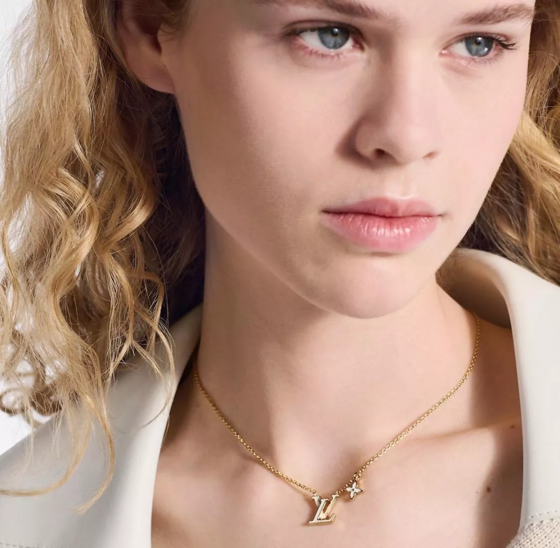 白色字母花朵項鍊｜經典Logo吊墜鎖骨鏈 氣質百搭項鍊