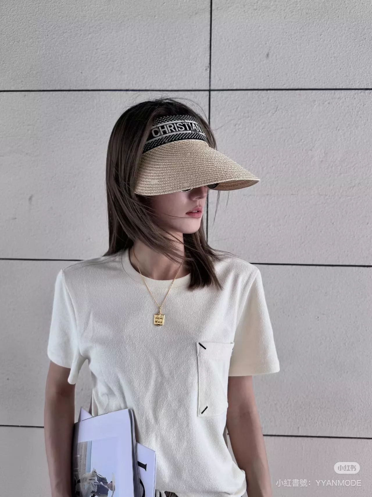 DIOR 淺色拉菲草 字母草編遮陽帽｜編織草帽設計｜夏季防曬帽