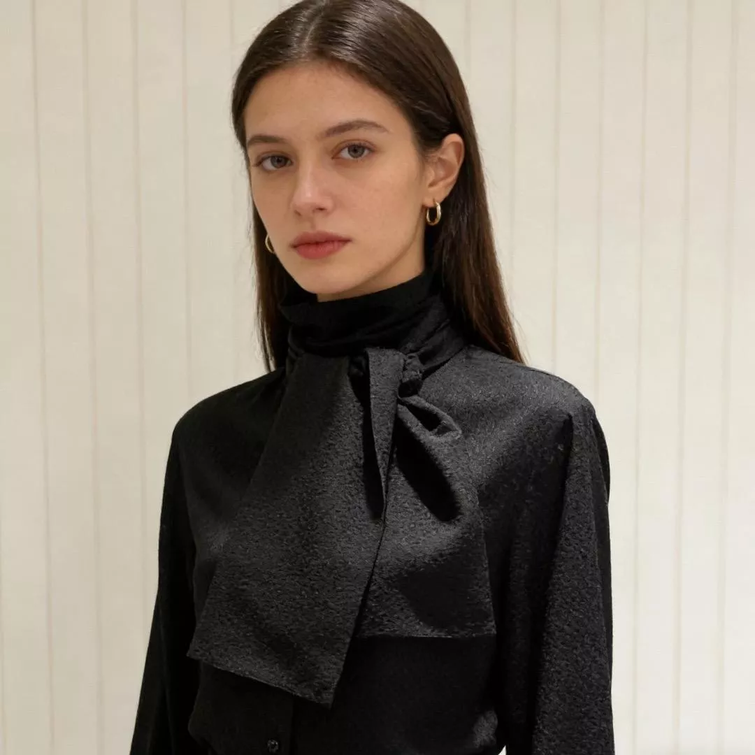 CHANEL 26p 真絲飄帶襯衫｜提花暗紋設計｜蝴蝶結領口｜黑白兩色｜36／38／40