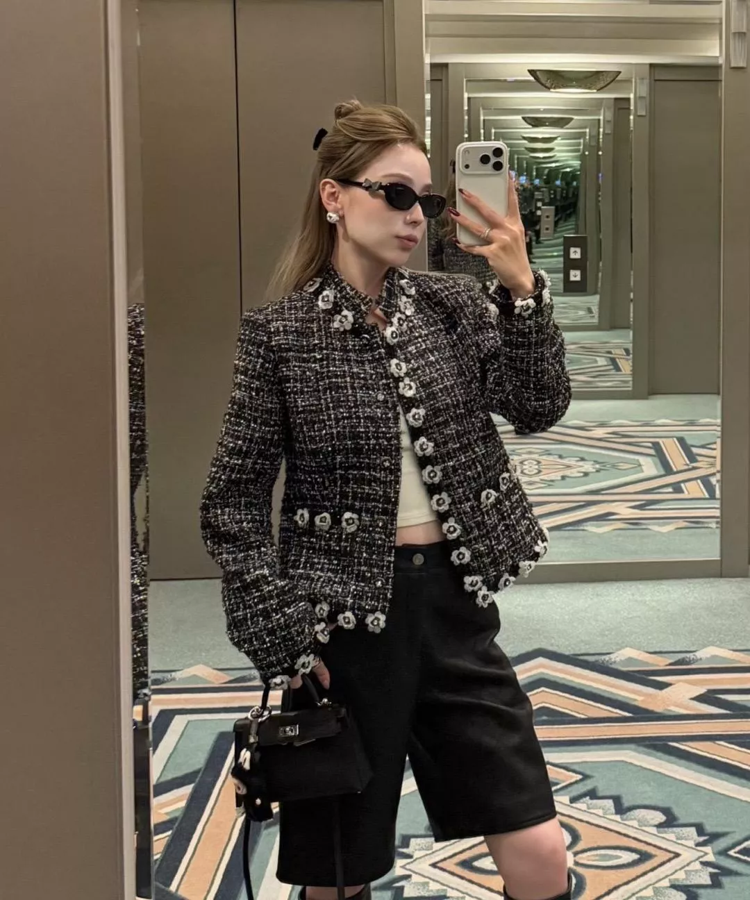 CHANEL 黑色粗花呢短版外套｜手工立體花朵裝飾｜小香風金扣外套｜36／38／40