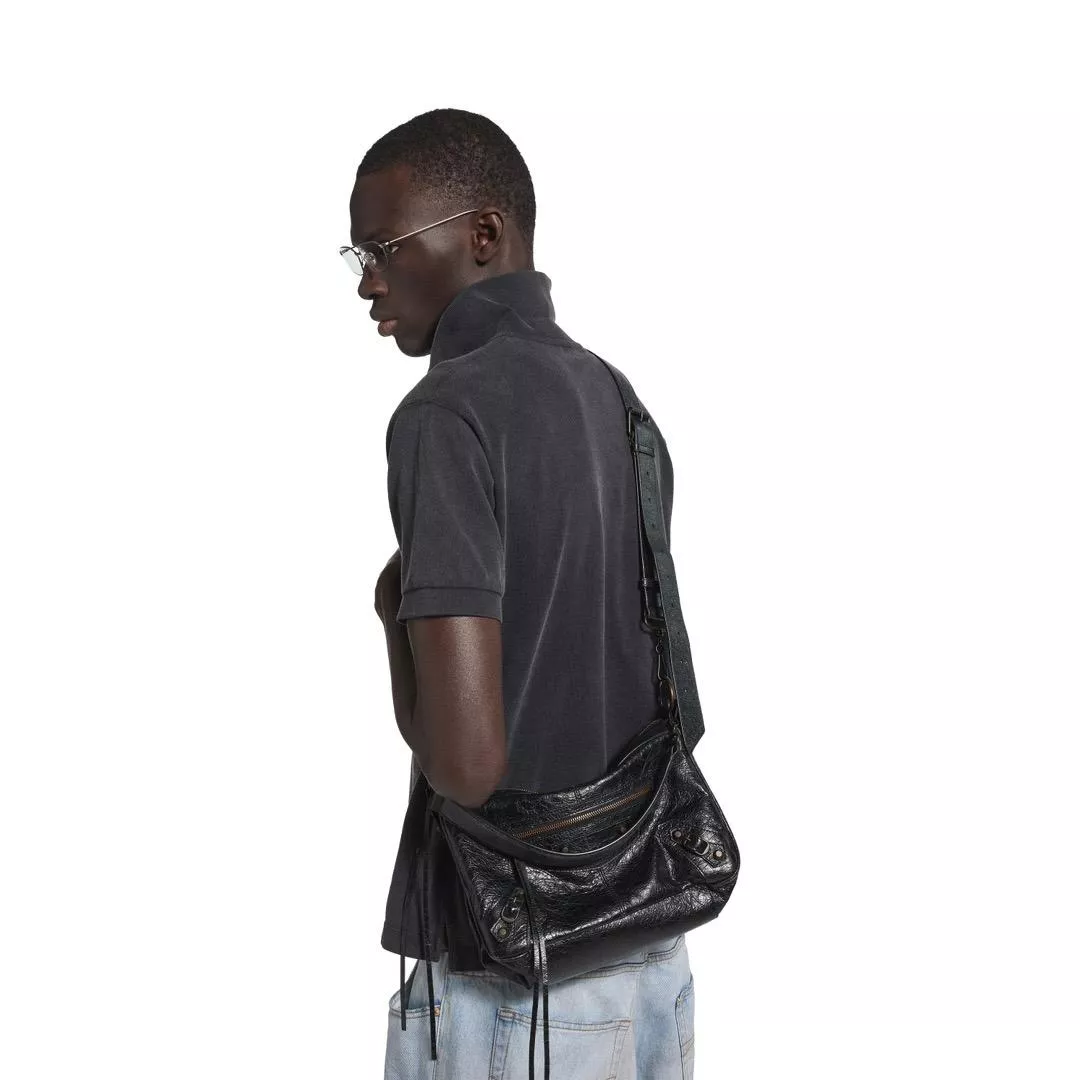 City Moto 小號斜背包｜黑色油蠟皮革 經典機車包 28cm