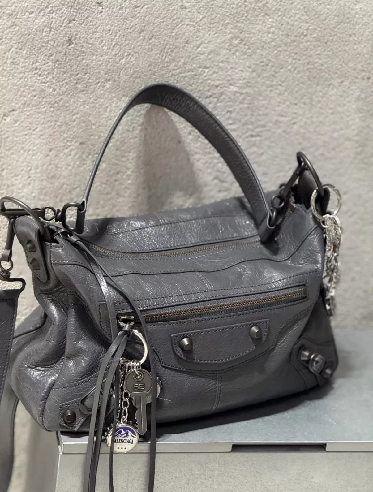 City Moto 小號斜背包｜灰色油蠟皮革 經典機車包 28cm