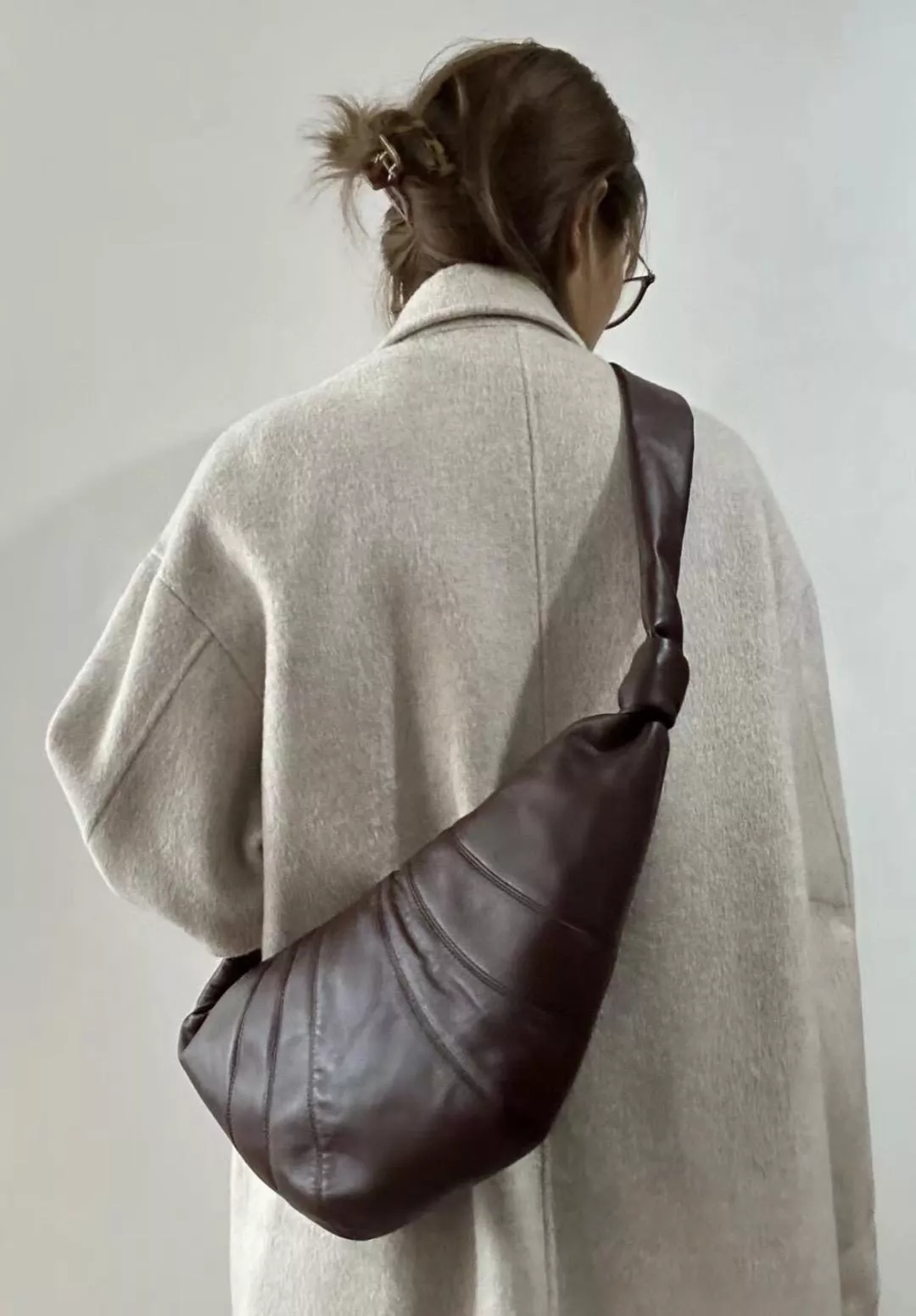 Lemaire 胡桃色・小羊皮款 Croissant Bag 中號｜高級日常款 斜挎包