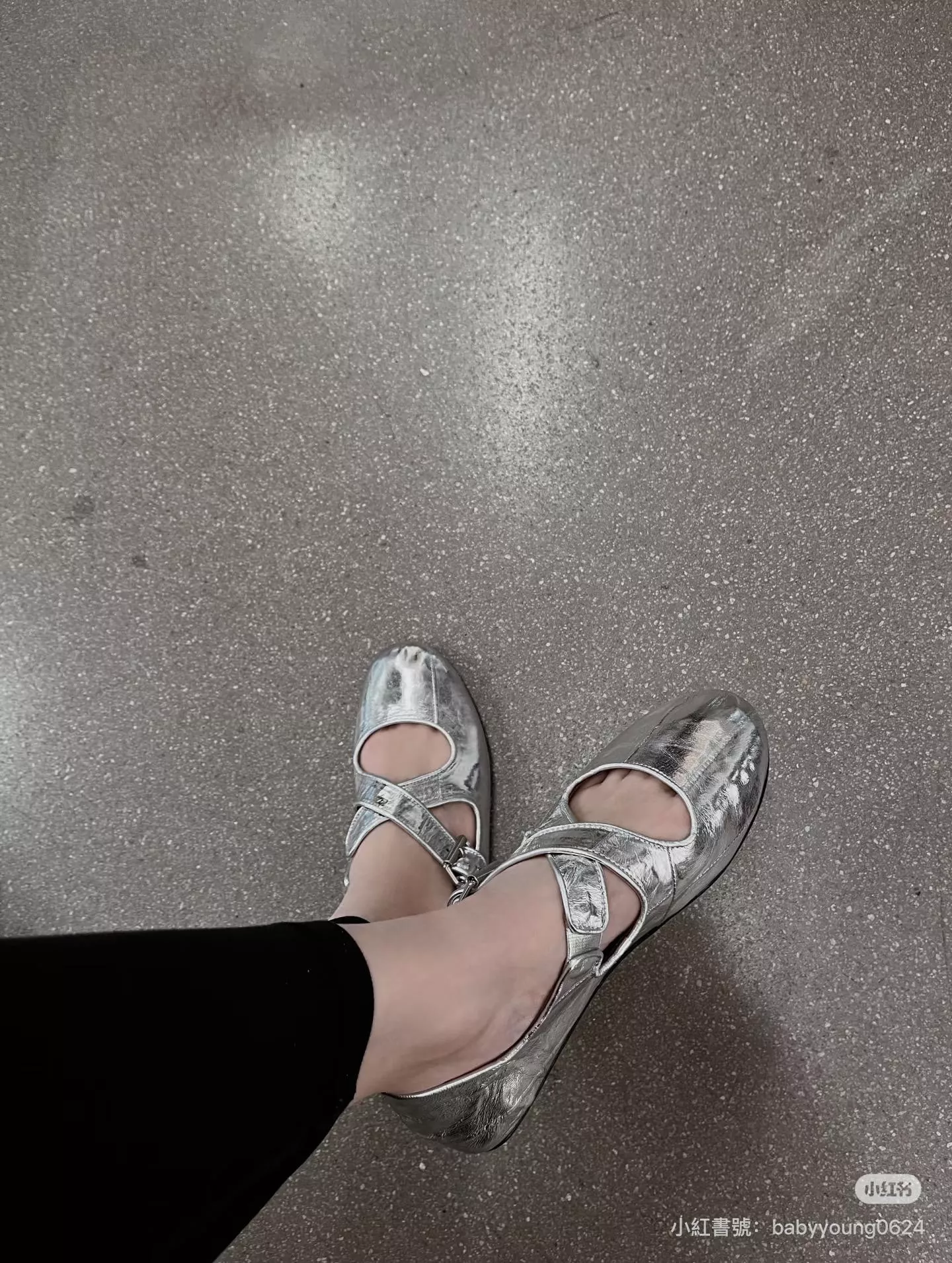 交叉綁帶漆皮芭蕾平底鞋｜銀色 皺感牛皮芭蕾鞋 女35–41