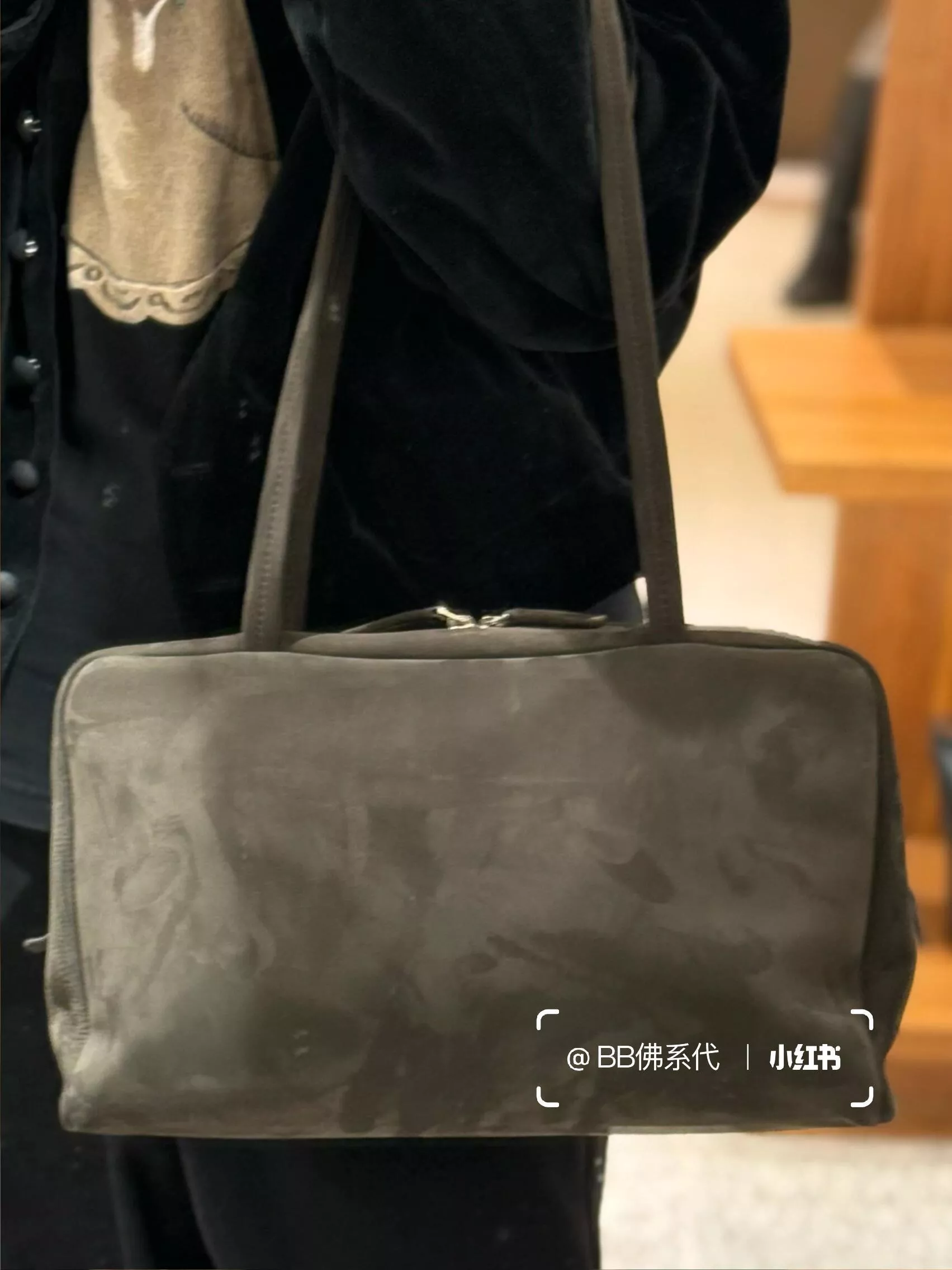 The Row 黑灰色｜麂皮款 Astra Bowling 保齡球包｜柔軟粒面皮革・低調通勤包・無Logo極簡風