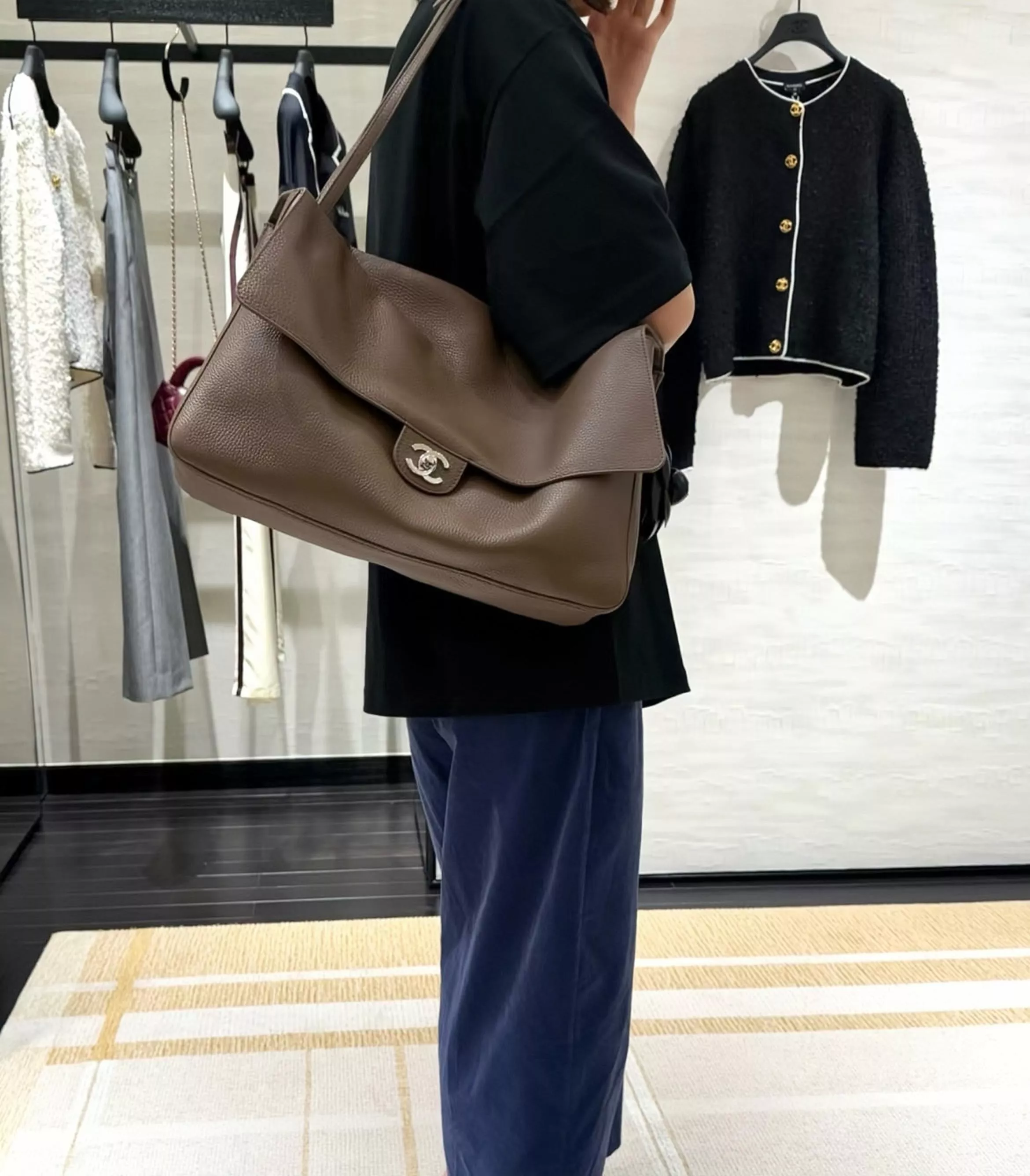 大號｜Maxi 口蓋包 淡棕｜26S荔枝紋鏈條包 38.6cm