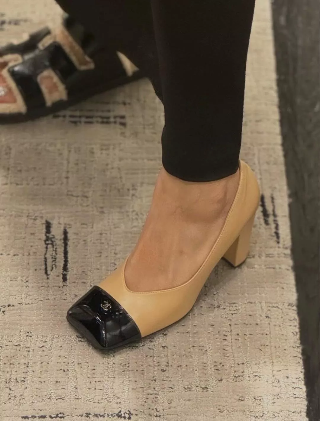 26S 杏色 復古方頭粗跟高跟鞋｜雙C拼色高跟鞋 8.5cm 35-40