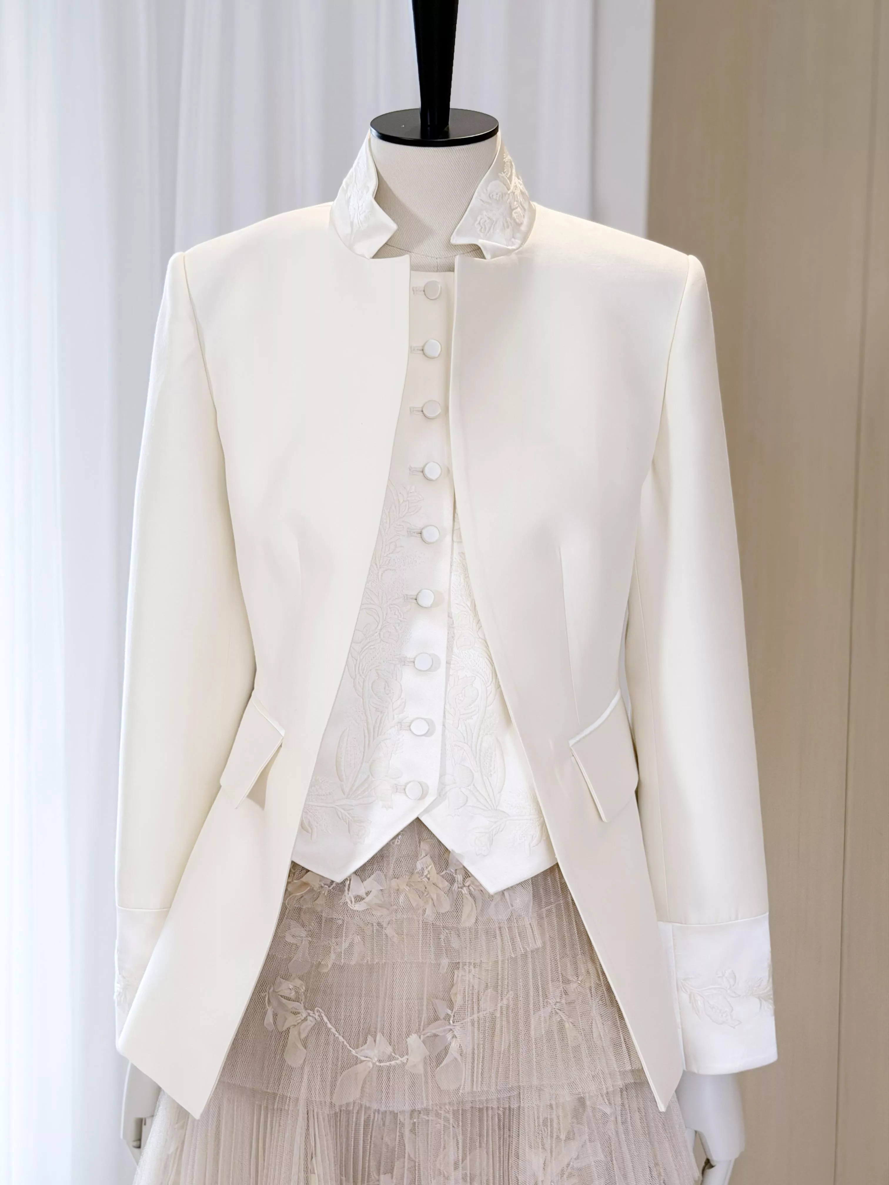 DIOR 立體浮雕刺繡收腰西裝外套 背心組｜象牙白高級訂製感｜36／38／40／42