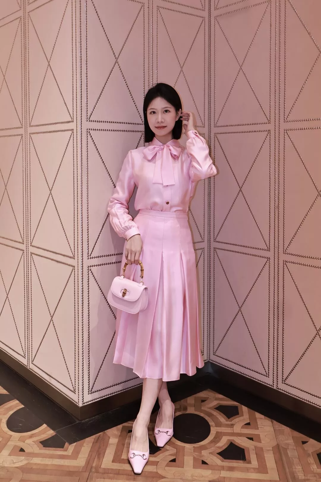 GUCCI 粉色真絲蝴蝶結襯衫＋百褶中長裙套裝｜36／38／40／42