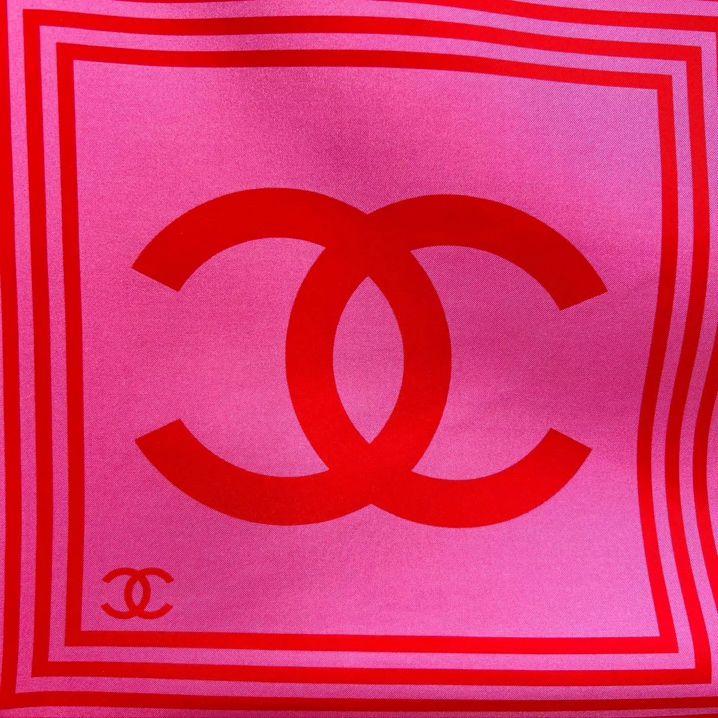 25K CC倒影真絲方巾｜90×90玫紅印花絲巾・藝術感方巾