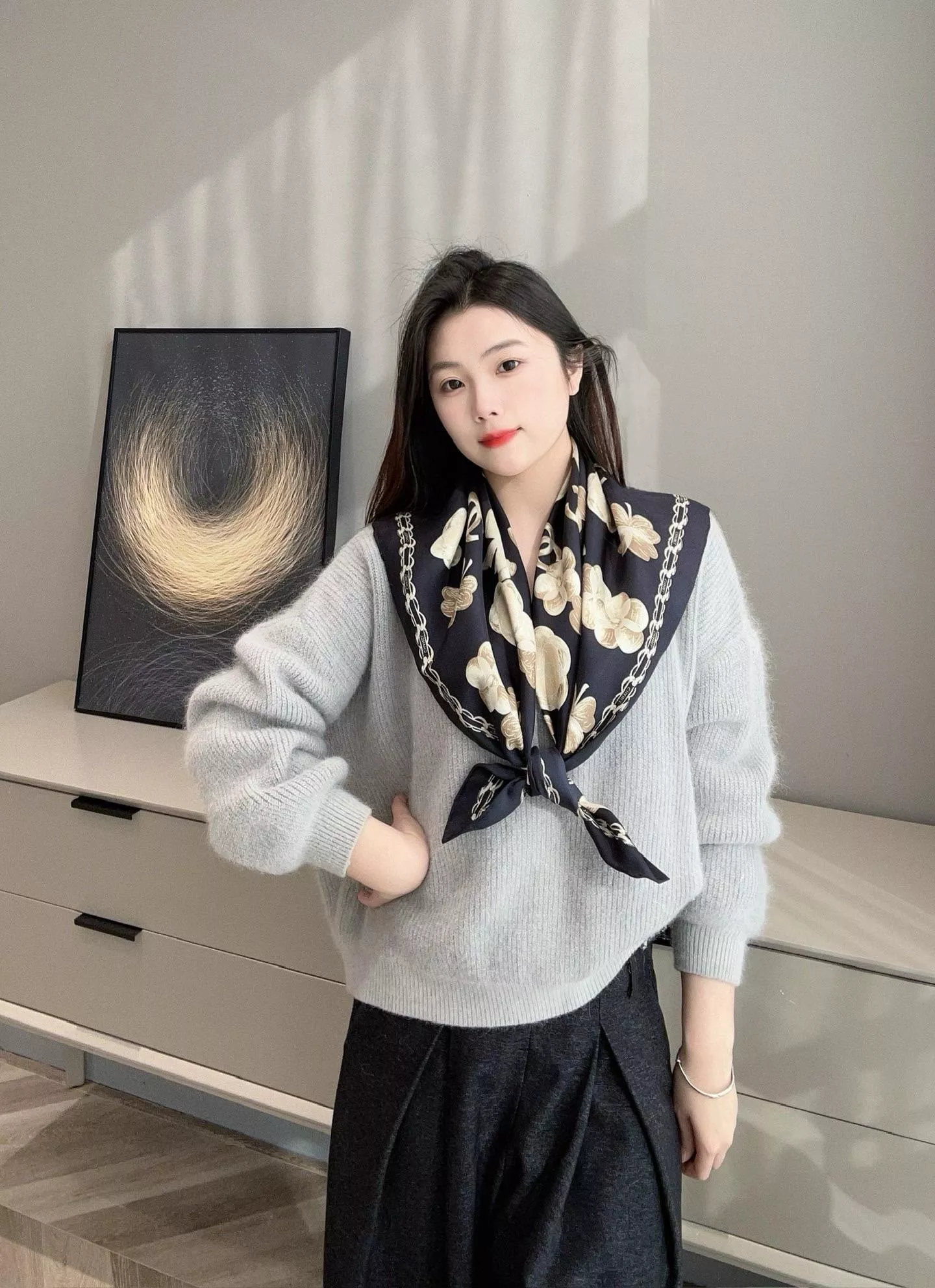 山茶花胸針真絲方巾｜90×90黑色花卉絲巾・鏈條印花方巾